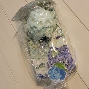 ✨Elegant Entertaining Set✨ 15 Paper Napkins & Hydrangea Soap!